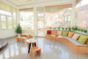 Posezení v ubytování Phùng Thịnh Hotel