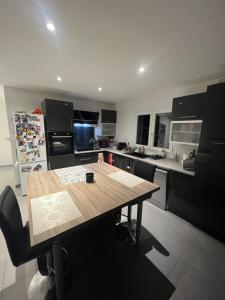 Kuchyň nebo kuchyňský kout v ubytování Chambre chez thomas + 9 fotografií