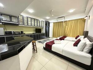 Un dormitorio con una cama grande y una cocina. en Cahaya Qaira Homestay @ D'Perdana Kota Bharu, en Kota Bharu