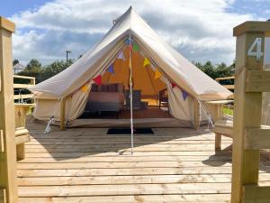 tenda su una terrazza con un letto. di Greystones Glamping - Tent 4 a Greystones Altre 5 foto
