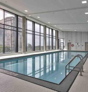 温哥华Modern spacious Apt plus Solarium and Den in Downtown Vancouver with Parking and Pool的带窗户的建筑内的大型游泳池