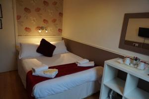Letto o letti in una camera di The Boundary Hotel - B&B