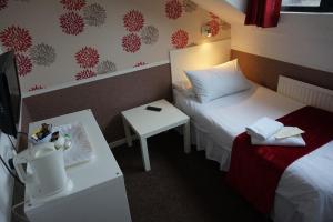 Letto o letti in una camera di The Boundary Hotel - B&B