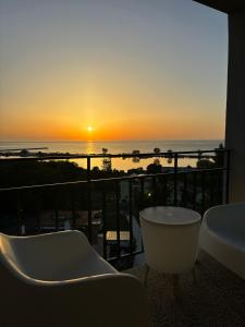 a view of a sunset from a balcony at Donna Alba Seaview Penthouse, casa ta de pe plajă in Neptun