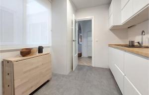 eine Küche mit weißen Schränken und einer Spüle in der Unterkunft Stunning Apartment In Puerto De Sagunto in Puerto de Sagunto