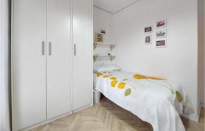ein weißes Schlafzimmer mit einem Bett und weißen Schränken in der Unterkunft Stunning Apartment In Puerto De Sagunto in Puerto de Sagunto + 10 Fotos