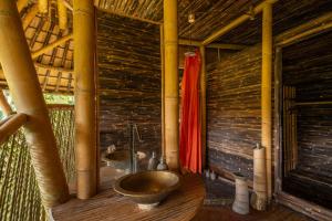 a bathroom with two sinks in a hut at Sunrise House 3bd Bamboo Villa Pool in Bringkit