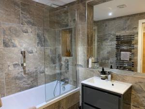 Ένα μπάνιο στο #8 Brunel House Luxury Apartment in Great Malvern +33 φωτογραφίες