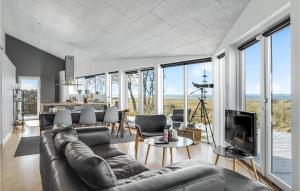 TV a/nebo společenská místnost v ubytování Stunning Home In Højslev With Kitchen