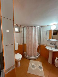 Koupelna v ubytování Casa Picu + 37 fotografií