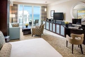 TV a/nebo společenská místnost v ubytování Fontainebleau Miami Beach