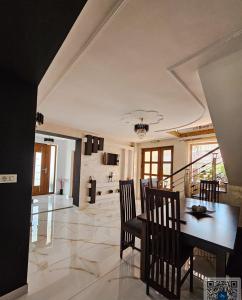 a dining room with a table and chairs at Pensiunea Alexia in Novaci