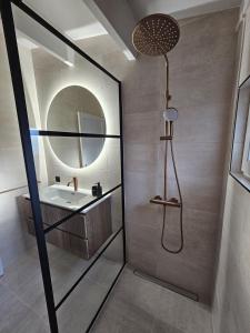 a bathroom with a shower with a sink and a mirror at Casa do Cervo, Boshof 6 Luxe met overdekt terras in Ermelo +21 photos