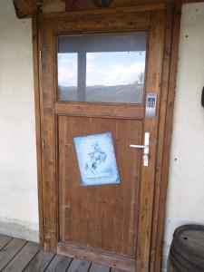 a sign on a door with a picture on it at Charmantes Western-Zimmer mit Veranda auf dem Raihof in Nenzlingen