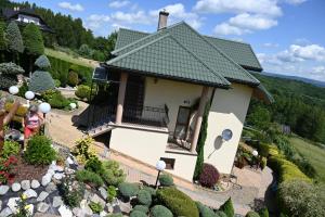 a small house with a green roof at U Mateusza 607-737-859 in Polańczyk