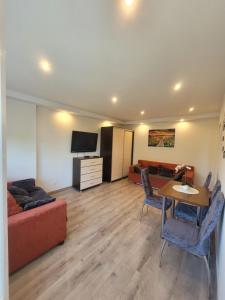 Telewizja i/lub zestaw kina domowego w obiekcie Apartament Centrum - Aleja Świętego Jana Pawła II