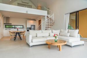 Posezení v ubytování Samui Sky Cottage - 2BR Villa with Infinity Pool