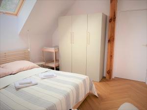 1 dormitorio con 1 cama y armario blanco en Sielanka Nadole, en Nadole