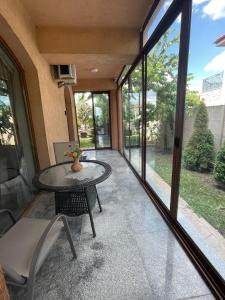 Ami Residence Bucharest Airport,Therme&FREE PARKING Otopeni的阳台或露台