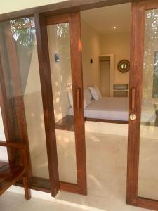 Voodi või voodid majutusasutuse Lombok Coconut Hotel toas