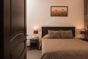 a bedroom with a bed and a painting on the wall at Pu&scaron;ynė in Bir&scaron;tonas