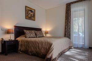 a bedroom with a bed and a window at Pu&scaron;ynė in Bir&scaron;tonas