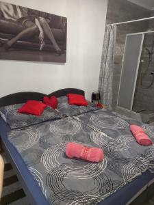 Postel nebo postele na pokoji v ubytování Grevia Apartmanok + 28 fotografií