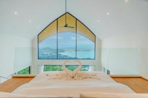 Postel nebo postele na pokoji v ubytování Samui Sky Cottage - 2BR Villa with Infinity Pool