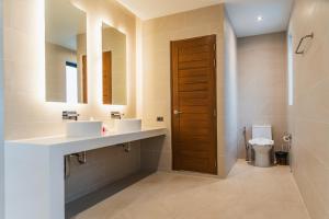 Koupelna v ubytování Samui Sky Cottage - 2BR Villa with Infinity Pool