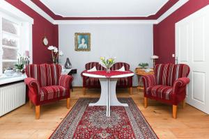 ein Wohnzimmer mit zwei Stühlen und einem Tisch und einem Tisch in der Unterkunft Ferienwohnungen im Haus Hafenjuwel in Neuharlingersiel in Neuharlingersiel