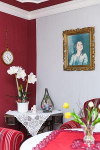 ein Raum mit einem Tisch mit einem Bild eines Mädchens an der Wand in der Unterkunft Ferienwohnungen im Haus Hafenjuwel in Neuharlingersiel in Neuharlingersiel