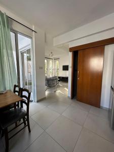 Φωτογραφία από το άλμπουμ του Haus 2 Schlafzimmer und Pool στα Περβόλια