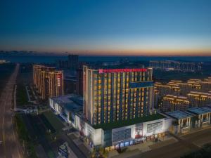 HuludaoにあるHilton Garden Inn Huludao Longxing Roadの灯り付きの建物の頭上