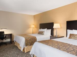 Letto o letti in una camera di Travelodge by Wyndham Niagara Falls Fallsview