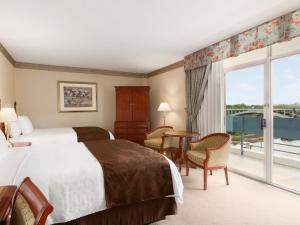 Letto o letti in una camera di Travelodge by Wyndham Niagara Falls Fallsview
