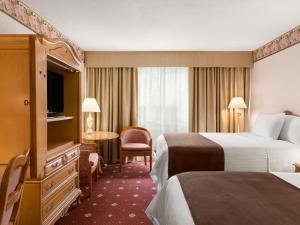 Letto o letti in una camera di Travelodge by Wyndham Niagara Falls Fallsview