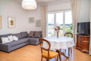 un salon avec un canapé et une table dans l'établissement S303 - Sirolo, ampio trilocale in zona tranquilla, à Sirolo