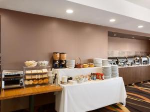 Set per la preparazione di tè e caffè presso Travelodge by Wyndham Niagara Falls Fallsview