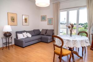 un salon avec un canapé et une table dans l'établissement S303 - Sirolo, ampio trilocale in zona tranquilla, à Sirolo