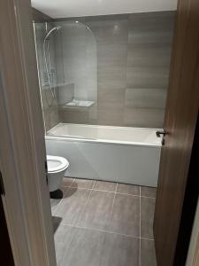 Ένα μπάνιο στο 342 Stunning One Bedroom Studio Apartment +7 φωτογραφίες