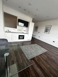 Η κουζίνα ή μικρή κουζίνα στο 342 Stunning One Bedroom Studio Apartment