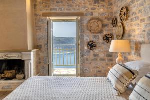 Postel nebo postele na pokoji v ubytování Akrolithi Guesthouse