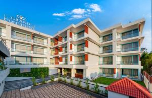 ein Bild der Vorderseite eines Gebäudes in der Unterkunft Grand Continent Morjim in Morjim