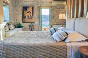 Postel nebo postele na pokoji v ubytování Akrolithi Guesthouse