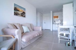 a living room with a couch and a kitchen at Minerva NeW in Benalmádena