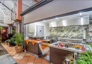 una grande cucina con molto cibo di Couleur Caraïbes-TI EVASION appartement dans un hôtel 3 étoiles vue mer a Sainte-Luce