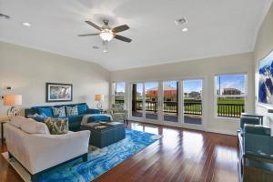 Istumisnurk majutusasutuses Dancing with Waves Beach House with 3 bedrooms and 2 baths