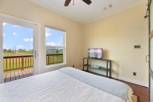 Voodi või voodid majutusasutuse Dancing with Waves Beach House with 3 bedrooms and 2 baths toas