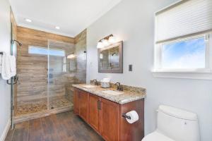 Vannituba majutusasutuses Dancing with Waves Beach House with 3 bedrooms and 2 baths +30 fotot