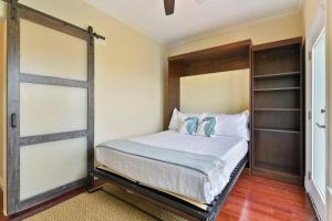 Voodi või voodid majutusasutuse Dancing with Waves Beach House with 3 bedrooms and 2 baths toas